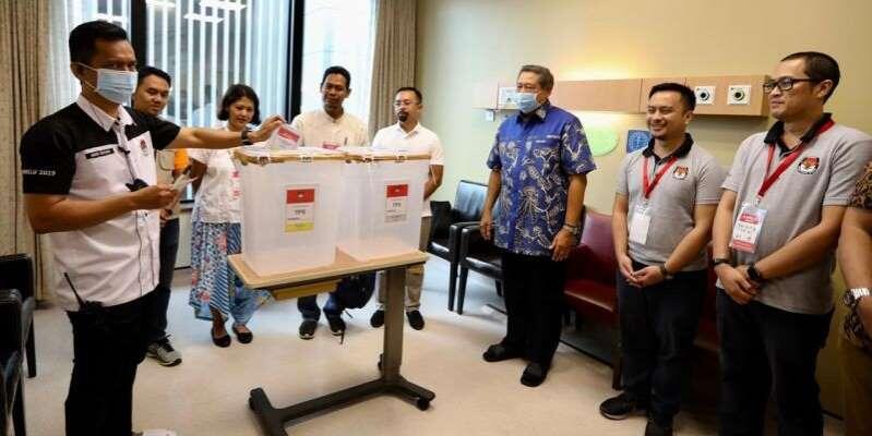 Ani Yudhoyono Mencoblos di Rumah Sakit, Singapura