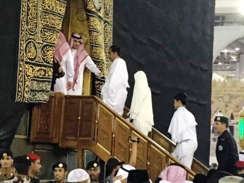 Jokowi dan Iriana dipersilahkan masuk Kakbah