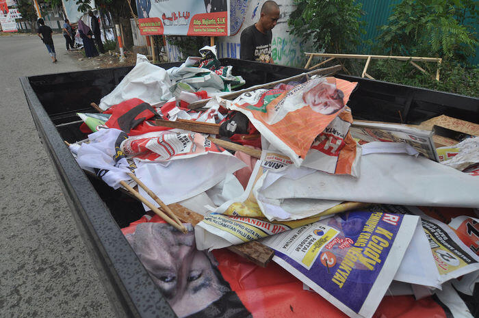 Bersih-bersih sampah alat peraga kampanye