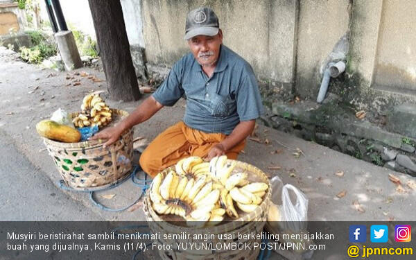 Kisah Musyiri, Keliling Jualan Buah agar Anak Bisa Sekolah