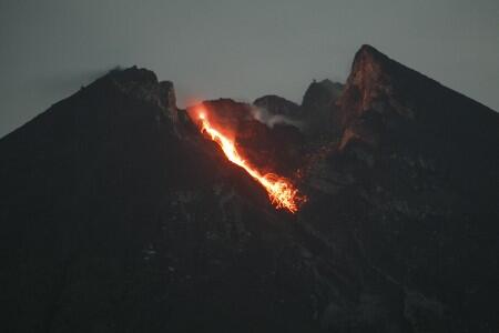 Merapi Kembali Luncurkan Awan Panas
