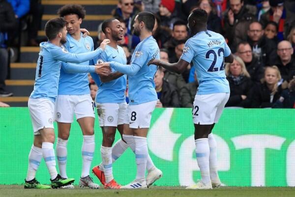 Raheem Sterling Moncer, Manchester City Tumbangkan Crystal Palace
