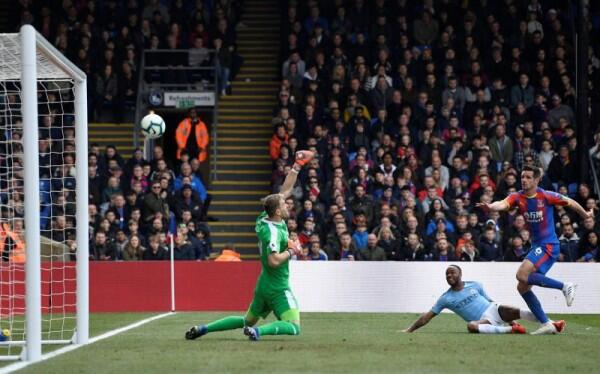 Raheem Sterling Moncer, Manchester City Tumbangkan Crystal Palace