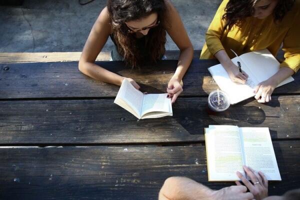 Biar Makin Suka, Terapin 5 Tips Ini Saat Mulai Menanamkan Hobi Membaca