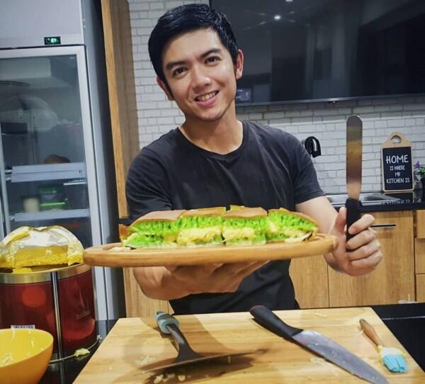 Multitalent, 10 Pesona Nicky Tirta Saat Jadi Chef yang Bikin Deg-degan
