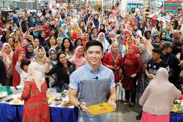 Multitalent, 10 Pesona Nicky Tirta Saat Jadi Chef yang Bikin Deg-degan