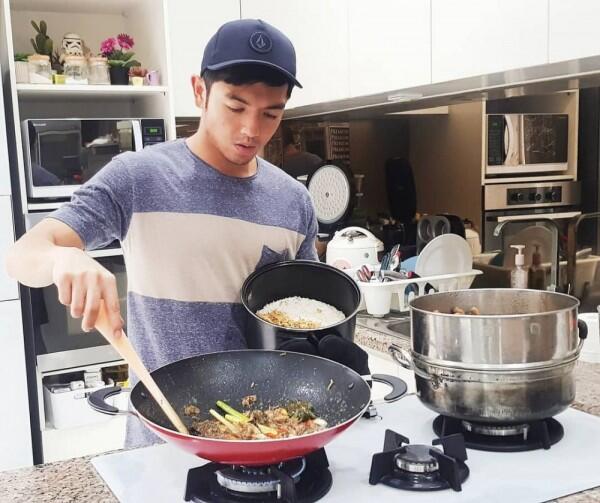 Multitalent, 10 Pesona Nicky Tirta Saat Jadi Chef yang Bikin Deg-degan
