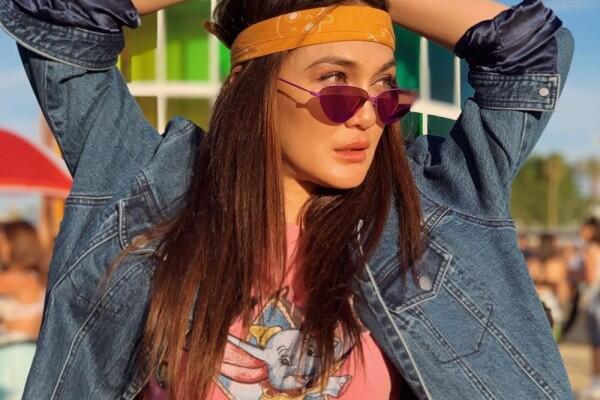 10 Gaya Hipster Luna Maya Hadiri Coachella, Seru Bareng Sahabat!