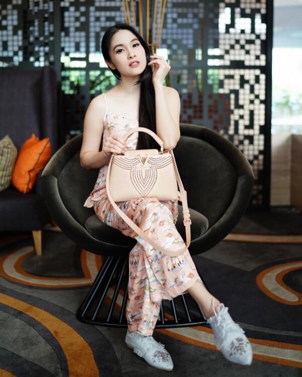 Formal dan Santai, 9 OOTD Sandra Dewi Ini Siap Bikin Kamu Awet Muda!