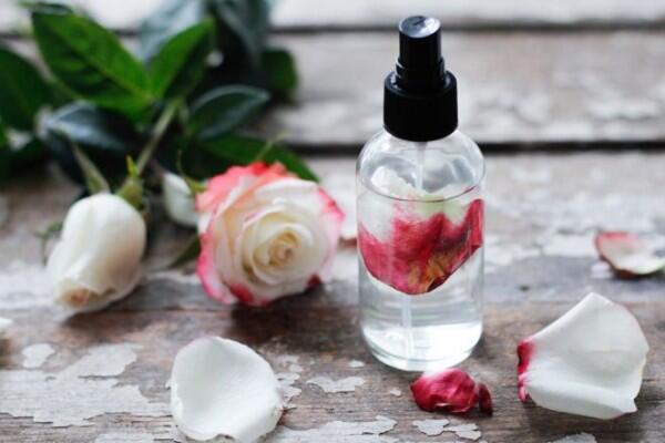 5 DIY Face Mist Alami Ini Bikin Wajahmu Segar Lagi