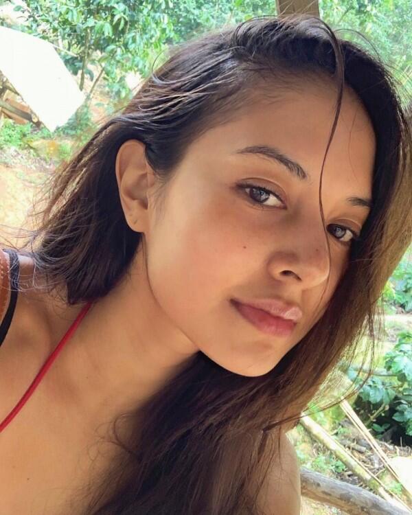 10 Pancaran Pesona Aurelie Moeremans, Kekasih Ello yang Jago Nyanyi