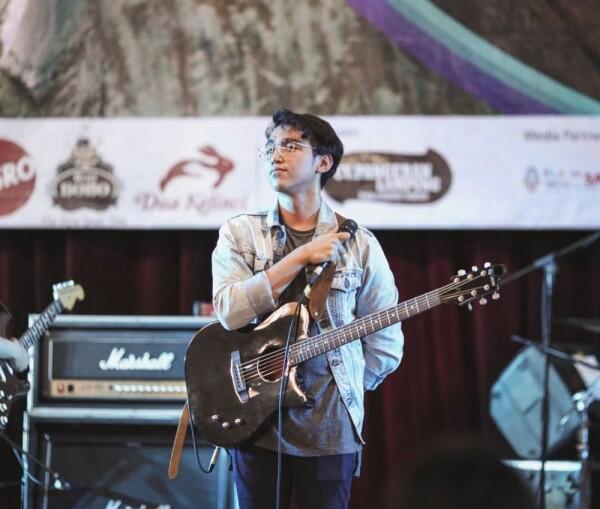 10 Potret Vadie Akbar, Adik Vidi Aldiano yang Juga Jadi Penyanyi