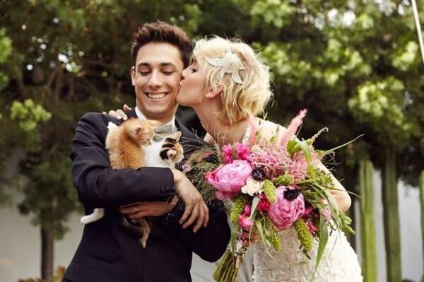 10 Ide Pose Foto Pernikahan yang Cocok buat Pasangan Pencinta Kucing
