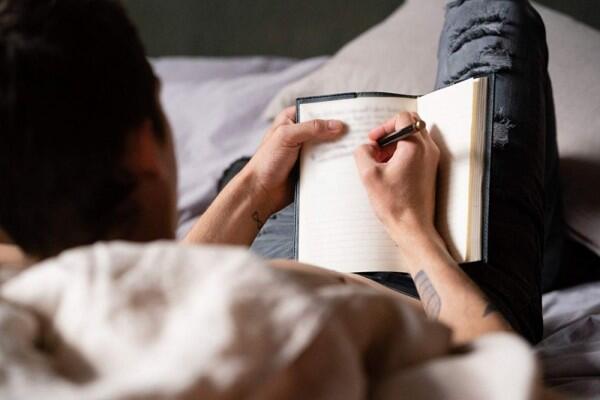 7 Suka Duka Punya Pasangan yang Sama-sama Cuek