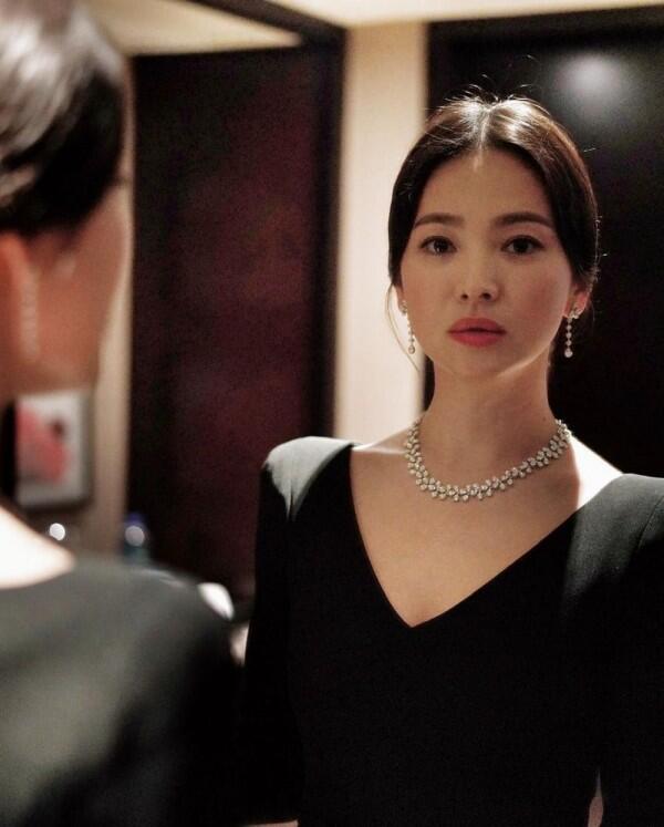 10 Gaya Song Hye Kyo di The Hong Kong Film Awards 38 Ini Bikin Terpana