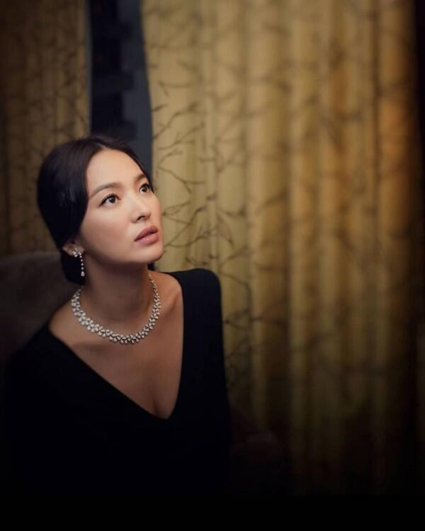 10 Gaya Song Hye Kyo di The Hong Kong Film Awards 38 Ini Bikin Terpana