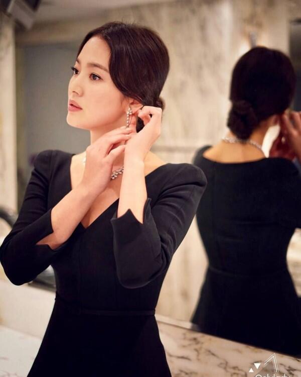 10 Gaya Song Hye Kyo di The Hong Kong Film Awards 38 Ini Bikin Terpana