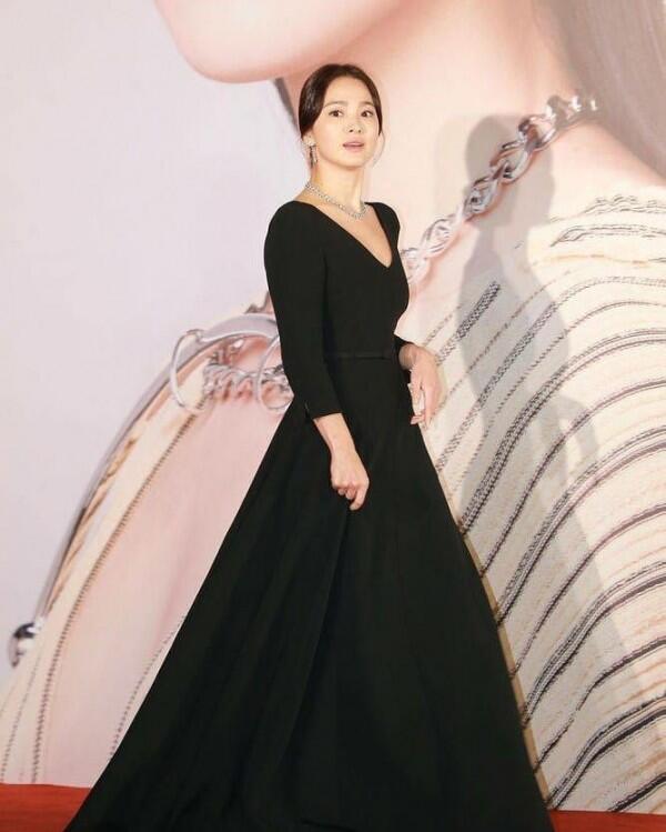 10 Gaya Song Hye Kyo di The Hong Kong Film Awards 38 Ini Bikin Terpana