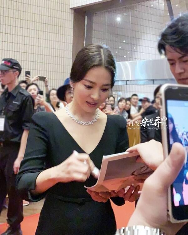 10 Gaya Song Hye Kyo di The Hong Kong Film Awards 38 Ini Bikin Terpana