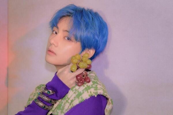 10 Pesona V BTS dengan Rambut Biru, Mirip Atta Halilintar?