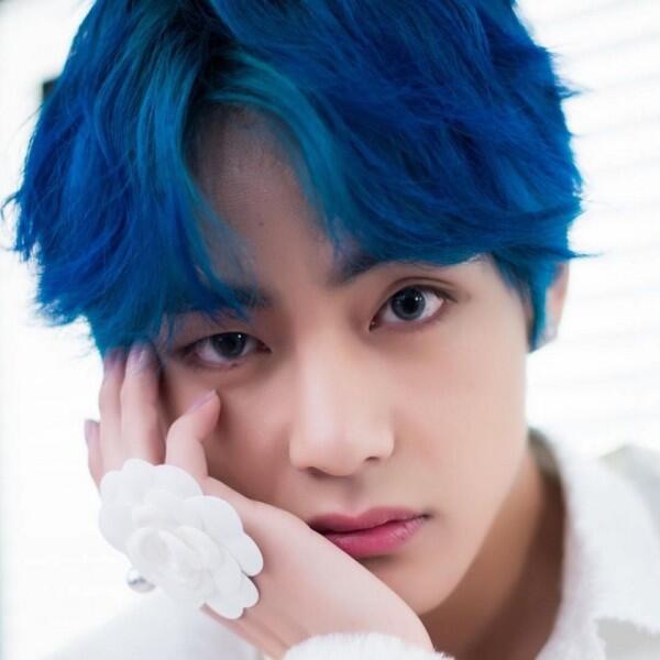 10 Pesona V BTS dengan Rambut Biru, Mirip Atta Halilintar?