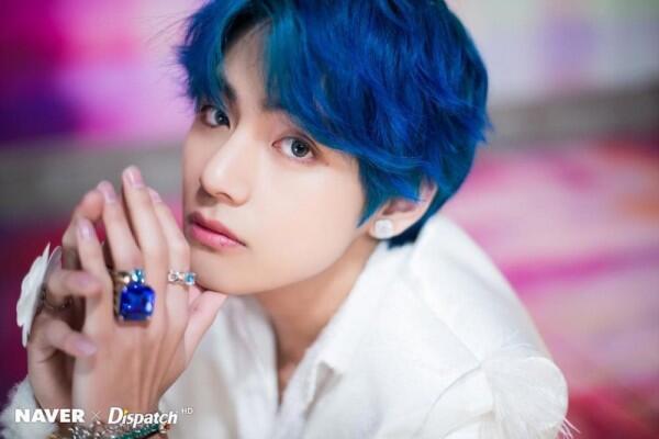 10 Pesona V BTS dengan Rambut Biru, Mirip Atta Halilintar?