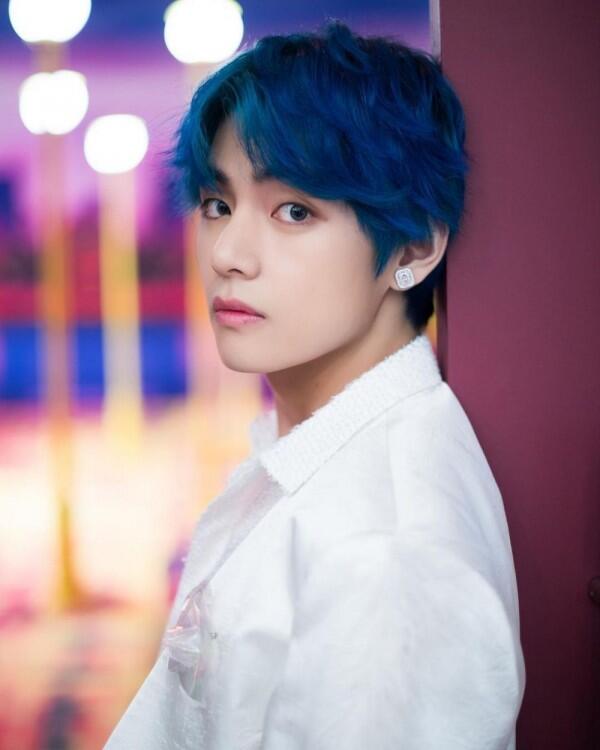 10 Pesona V BTS dengan Rambut Biru, Mirip Atta Halilintar?