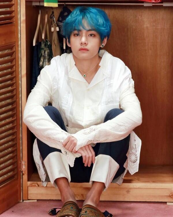 10 Pesona V BTS dengan Rambut Biru, Mirip Atta Halilintar?