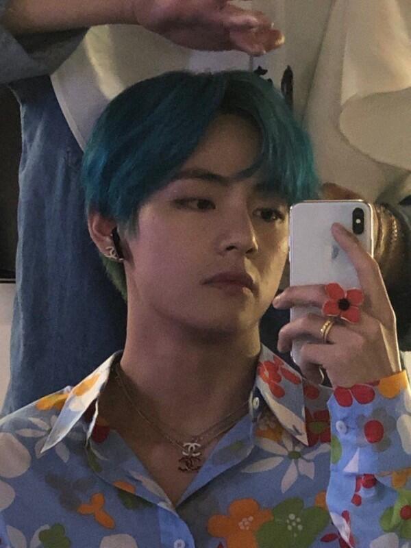 10 Pesona V BTS dengan Rambut Biru, Mirip Atta Halilintar?