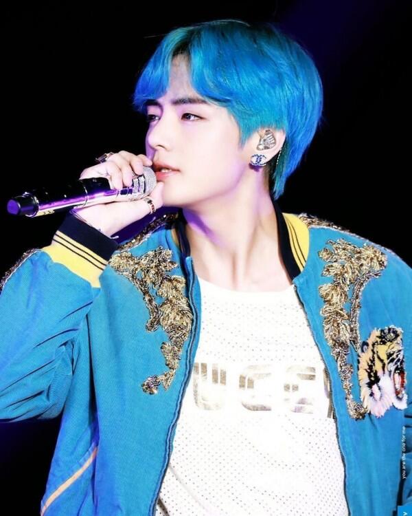 10 Pesona V BTS dengan Rambut Biru, Mirip Atta Halilintar?