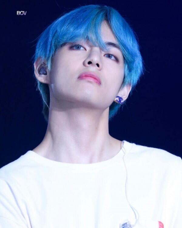 10 Pesona V BTS dengan Rambut Biru, Mirip Atta Halilintar?