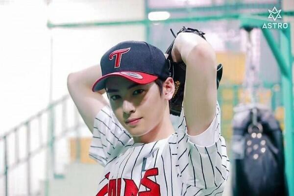 6 Idol KPop yang Tampil Menawan dengan Pakaian Baseball, Cool Abis!