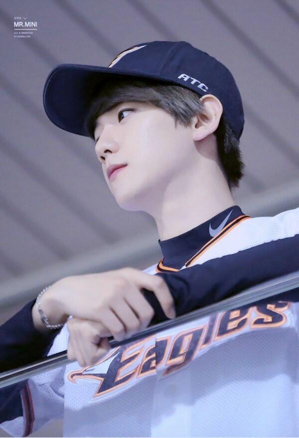 6 Idol KPop yang Tampil Menawan dengan Pakaian Baseball, Cool Abis!