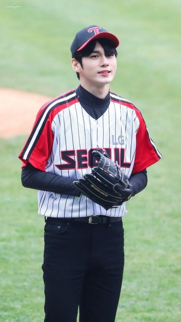 6 Idol KPop yang Tampil Menawan dengan Pakaian Baseball, Cool Abis!