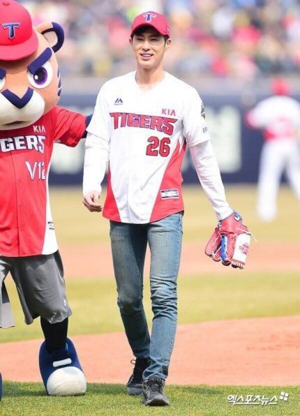 6 Idol KPop yang Tampil Menawan dengan Pakaian Baseball, Cool Abis!