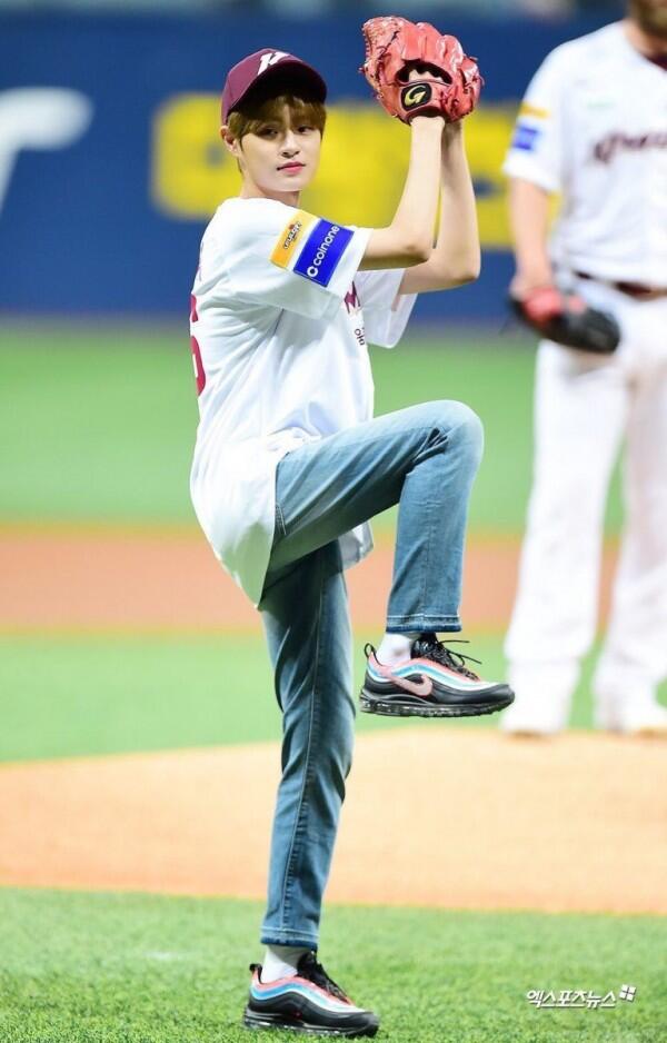 6 Idol KPop yang Tampil Menawan dengan Pakaian Baseball, Cool Abis!