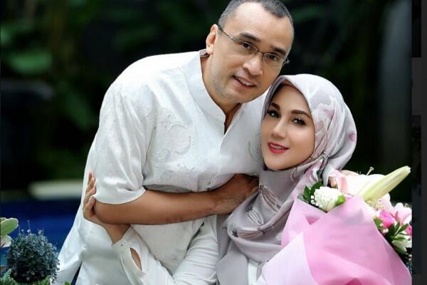 10 Momen Romantis Marini Zumarnis dan Suami, Family Goals Banget!