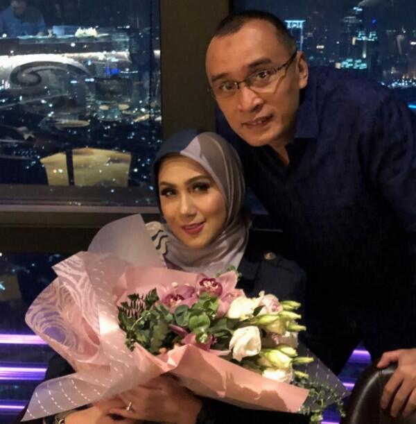 10 Momen Romantis Marini Zumarnis dan Suami, Family Goals Banget!