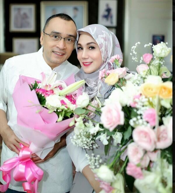 10 Momen Romantis Marini Zumarnis dan Suami, Family Goals Banget!