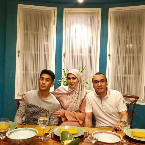 10 Momen Romantis Marini Zumarnis dan Suami, Family Goals Banget!