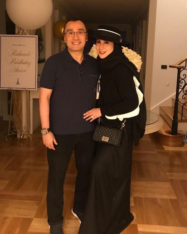10 Momen Romantis Marini Zumarnis dan Suami, Family Goals Banget!