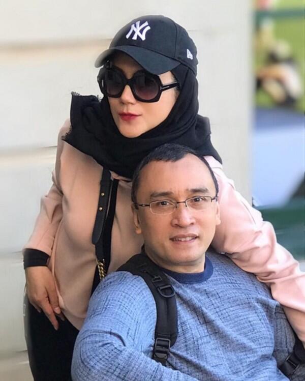 10 Momen Romantis Marini Zumarnis dan Suami, Family Goals Banget!