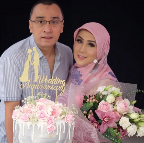 10 Momen Romantis Marini Zumarnis dan Suami, Family Goals Banget!