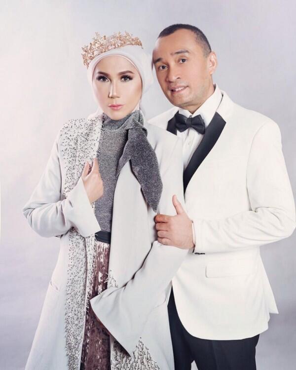 10 Momen Romantis Marini Zumarnis dan Suami, Family Goals Banget!