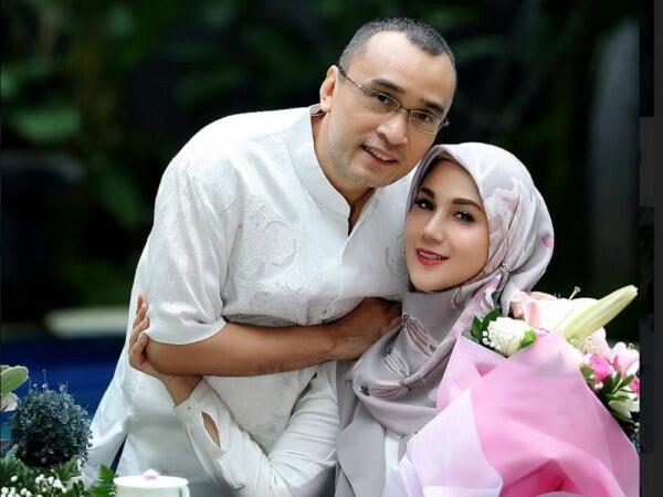 10 Momen Romantis Marini Zumarnis dan Suami, Family Goals Banget!