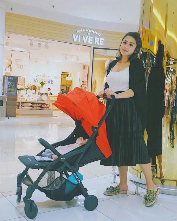 9 Momen Selvi Kitty Asuh Baby Abizard, Telaten Banget
