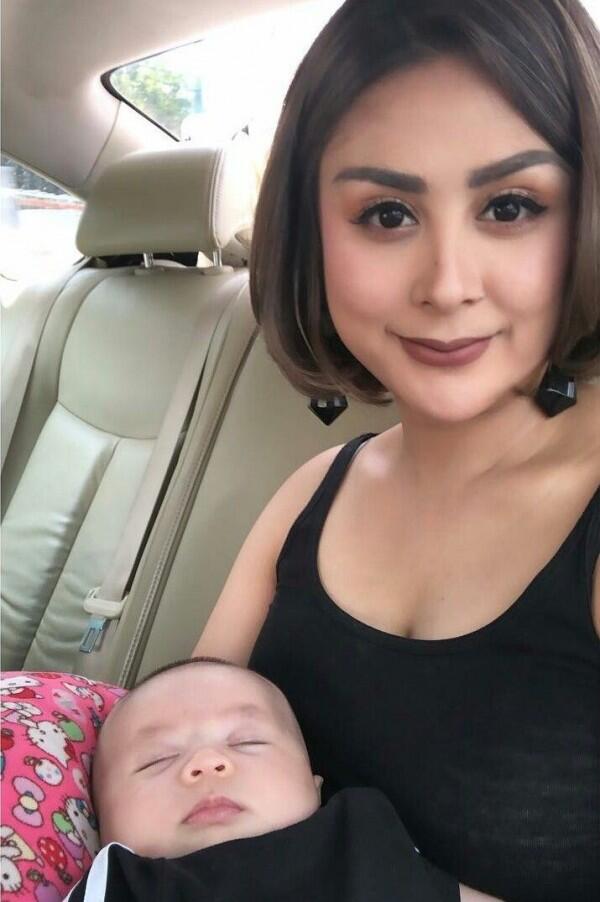 9 Momen Selvi Kitty Asuh Baby Abizard, Telaten Banget