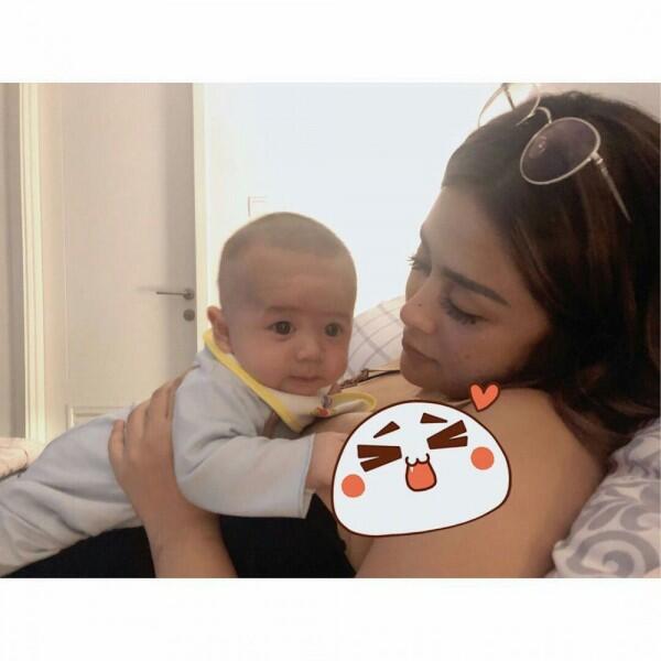 9 Momen Selvi Kitty Asuh Baby Abizard, Telaten Banget