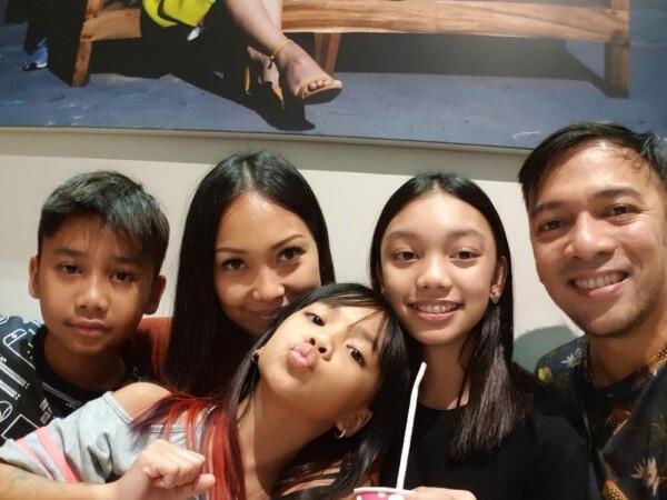 15 Tahun Menikah, Ini 10 Potret Harmonis Keluarga Nola B3, Mesra!