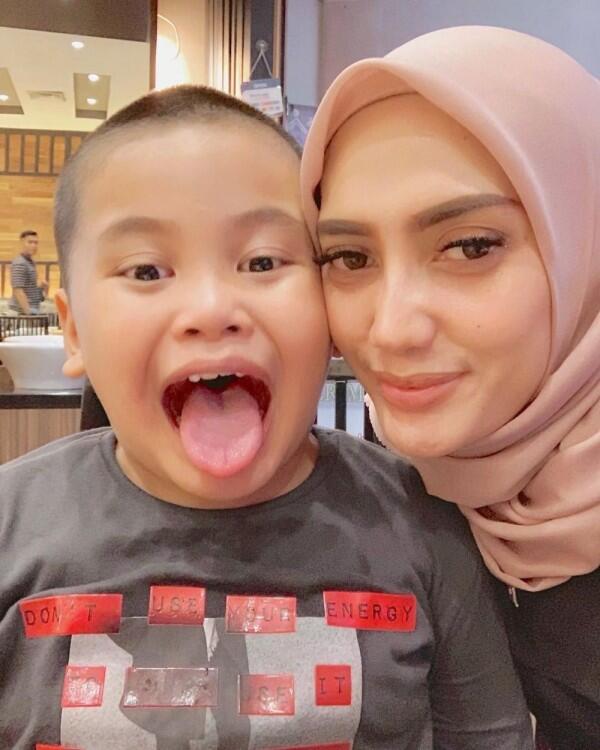 Jadi Emak-emak Cerewet di MasterChef, 10 Potret Keseharian Mama Lita